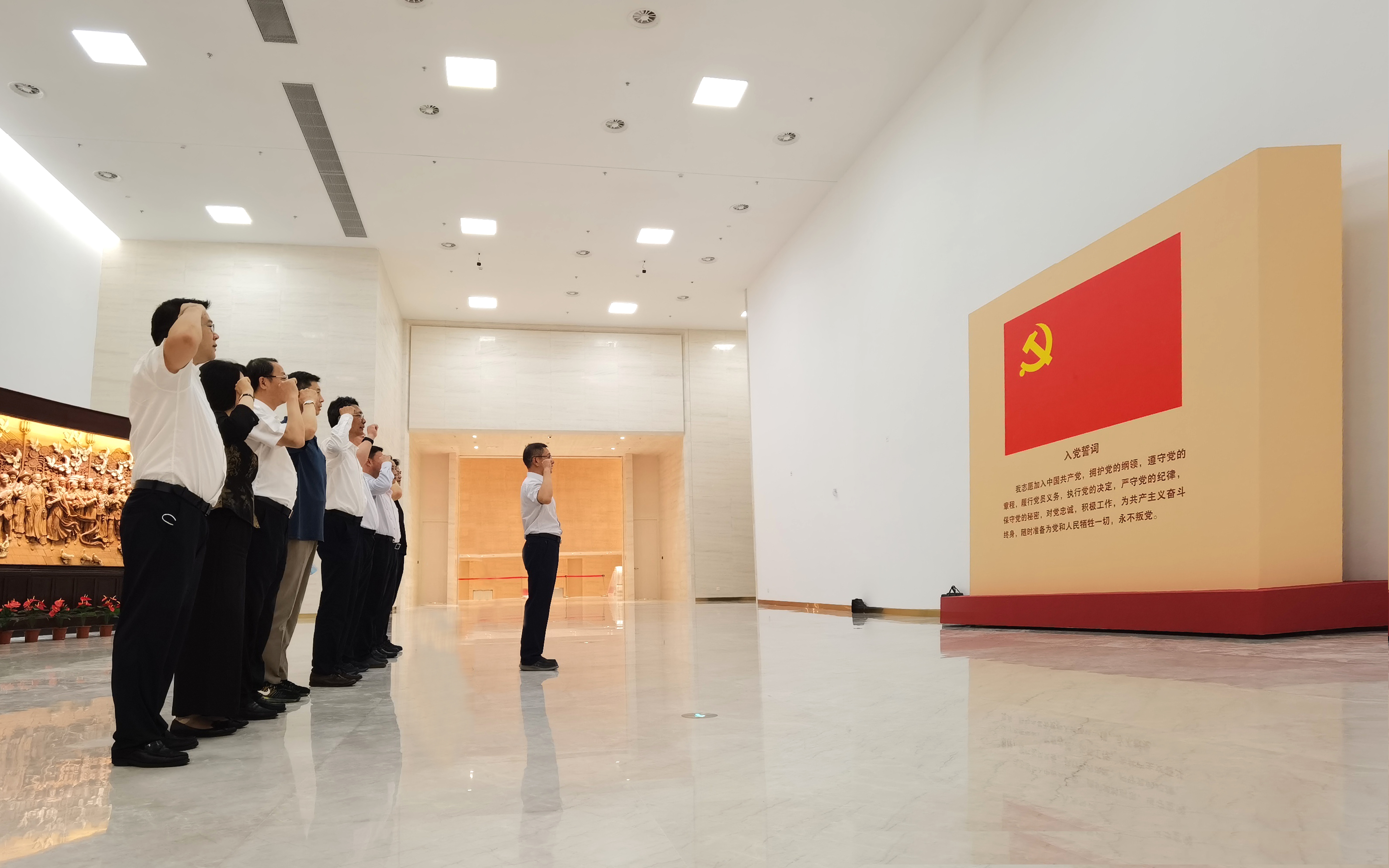 市供销总社领导班子成员参观“不忘初心、牢记使命”中国共产党历史展览